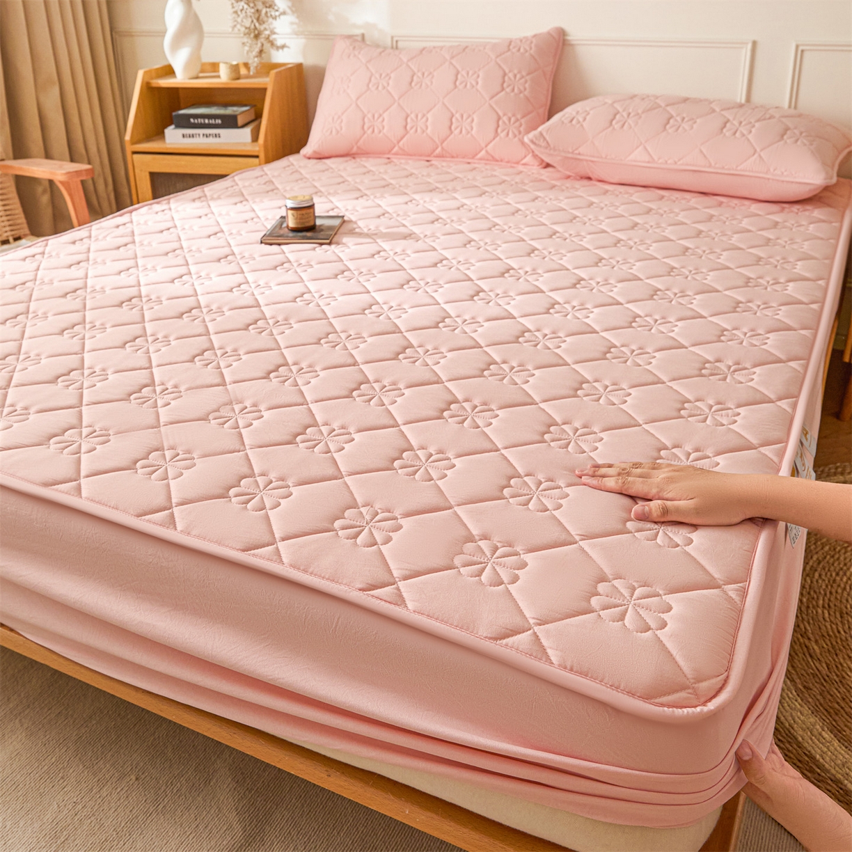 91家纺网 家纺一手货源 找家纺 雯豆家纺 2025新款简约防水款水洗棉夹棉床笠 幸运草-密合粉