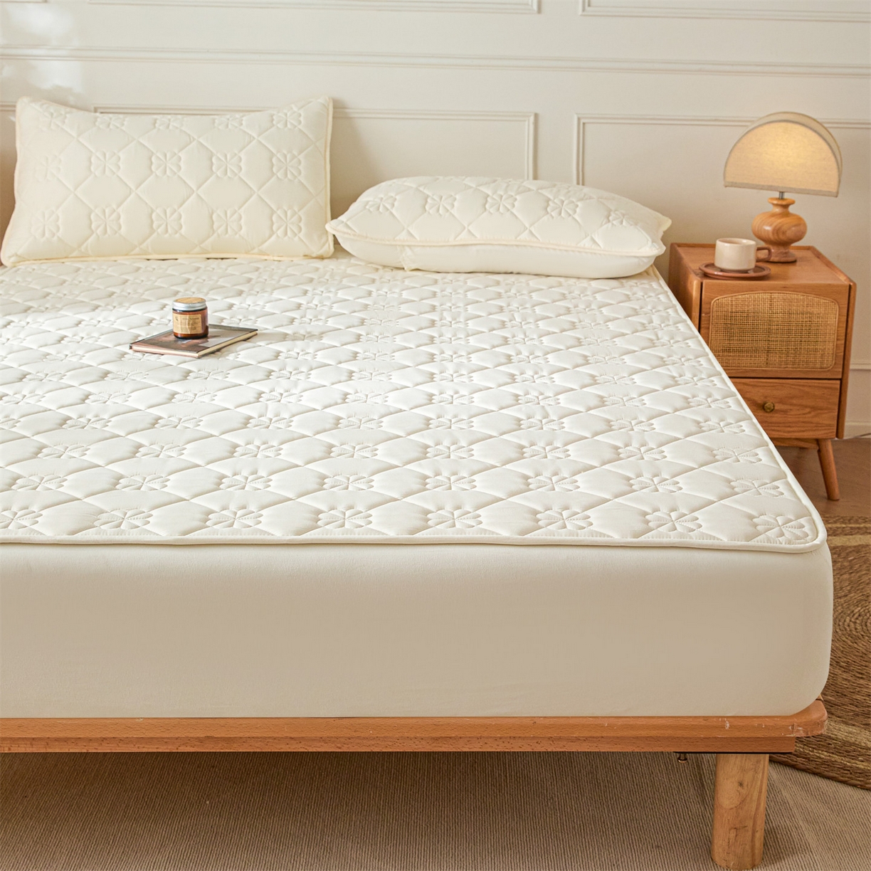 91家纺网 家纺一手货源 找家纺 雯豆家纺 2025新款简约防水款水洗棉夹棉床笠 幸运草-月光白