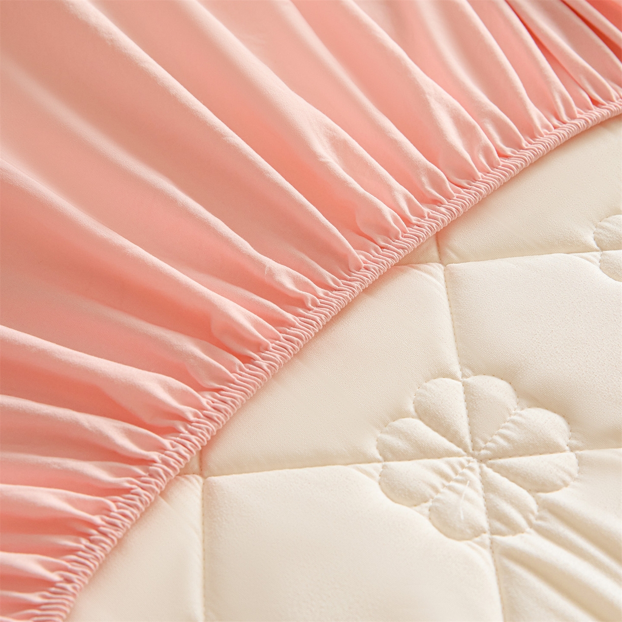 91家纺网 家纺一手货源 找家纺 雯豆家纺 2025新款简约防水款水洗棉夹棉床笠 幸运草-密合粉