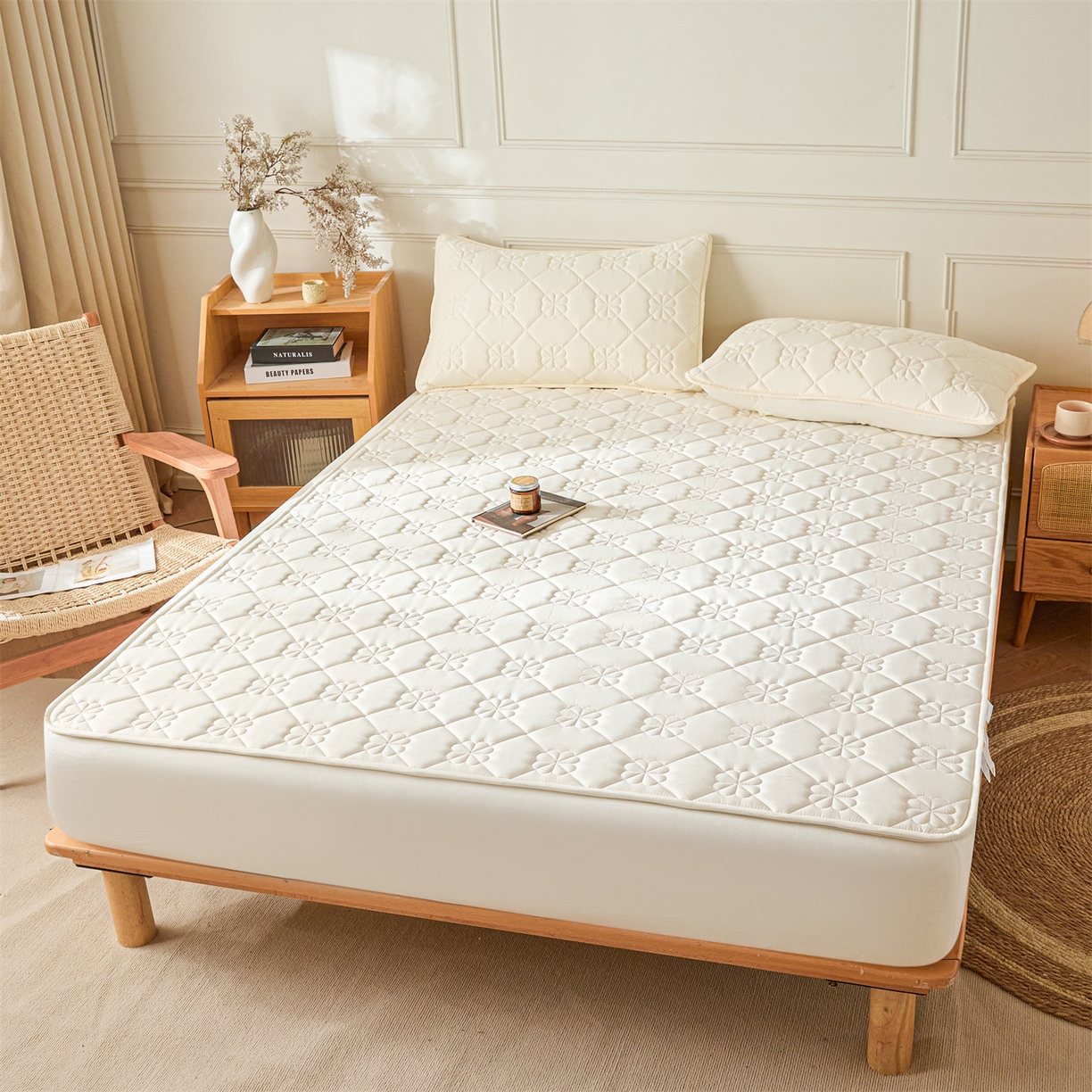 91家纺网 家纺一手货源 找家纺 雯豆家纺 2025新款简约防水款水洗棉夹棉床笠 幸运草-月光白