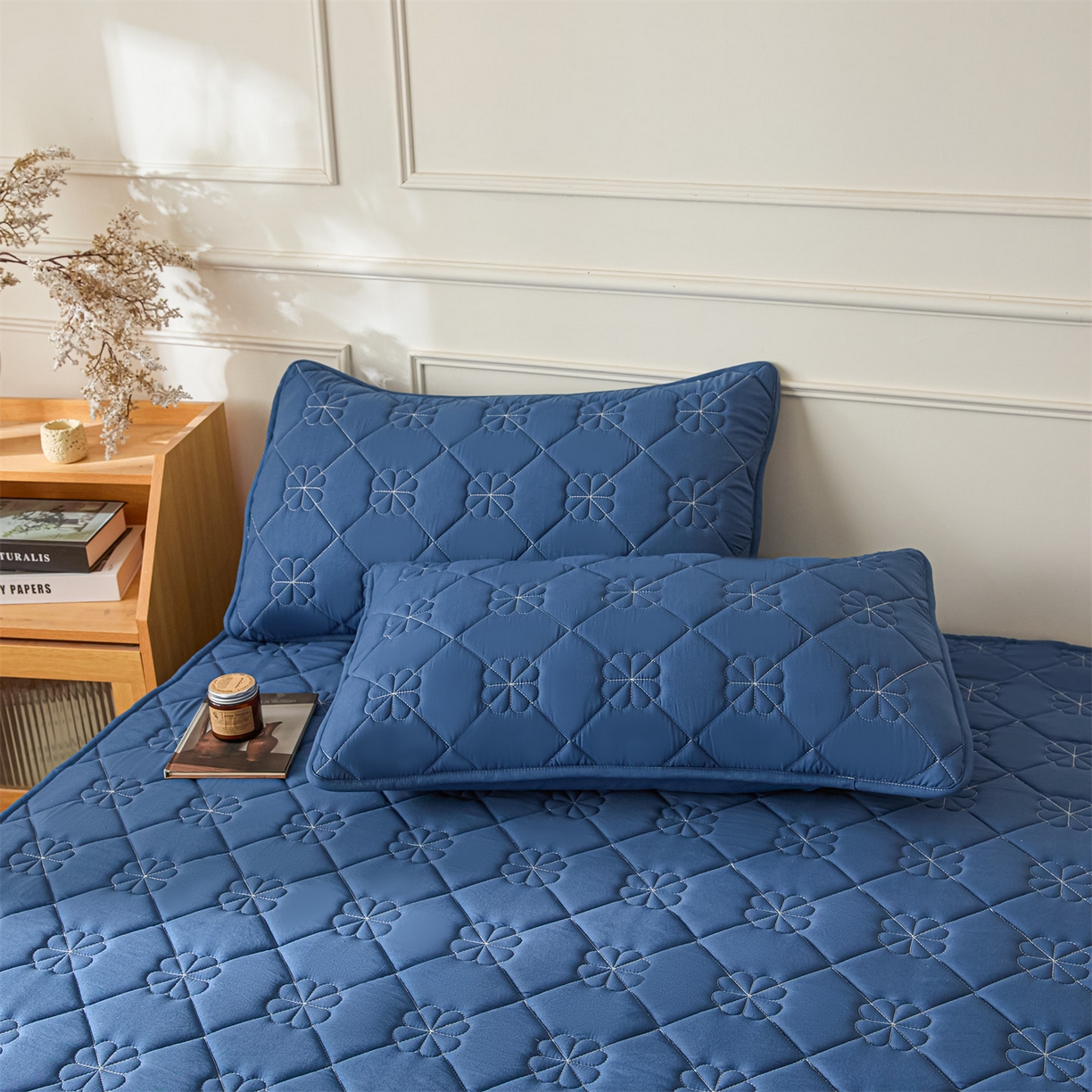 91家纺网 家纺一手货源 找家纺 雯豆家纺 2025新款简约防水款水洗棉夹棉床笠 幸运草-黛蓝