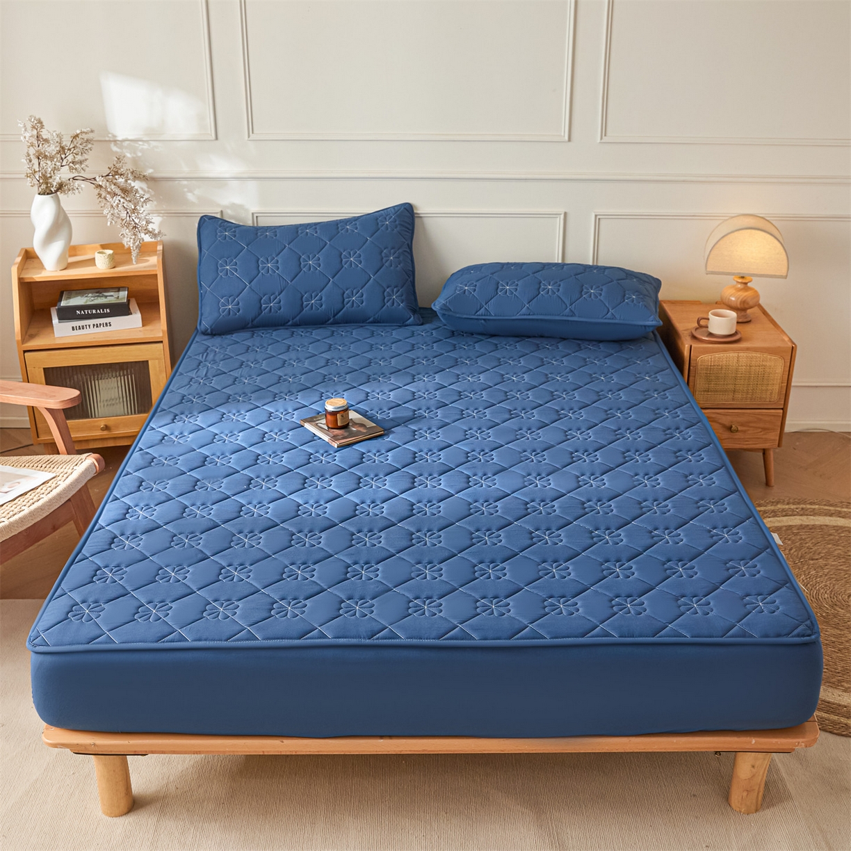 91家纺网 家纺一手货源 找家纺 雯豆家纺 2025新款简约防水款水洗棉夹棉床笠 幸运草-黛蓝