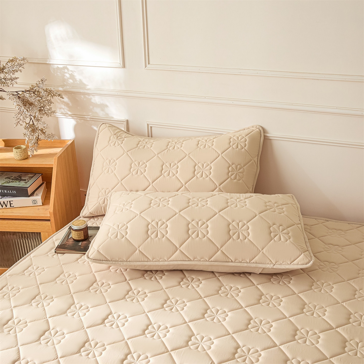 91家纺网 家纺一手货源 找家纺 雯豆家纺 2025新款简约防水款水洗棉夹棉床笠 幸运草-奶咖