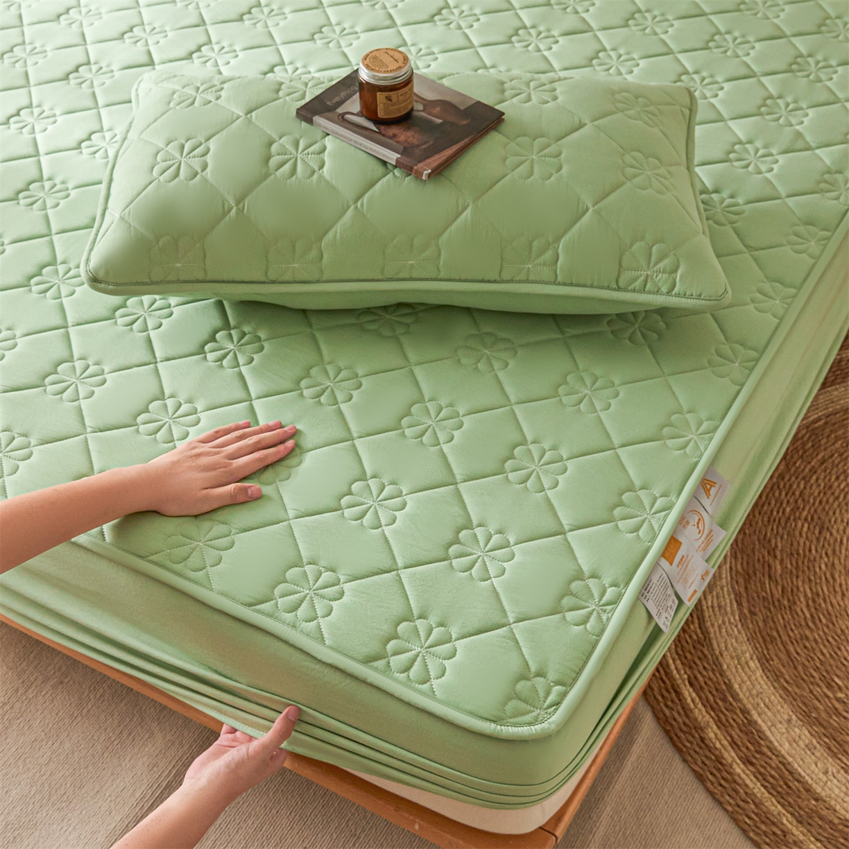 91家纺网 家纺一手货源 找家纺 雯豆家纺 2025新款简约防水款水洗棉夹棉床笠 幸运草-清雅绿