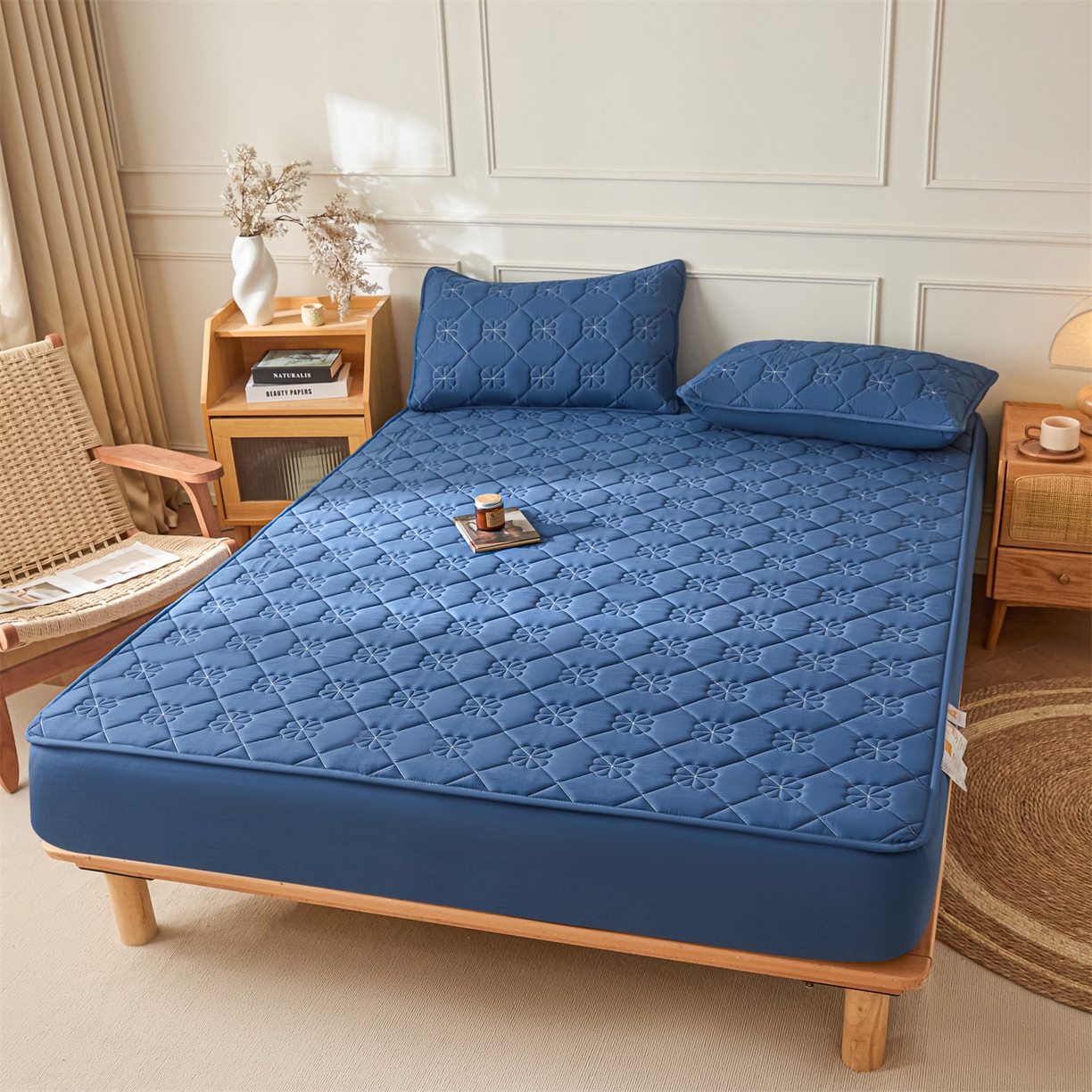 91家纺网 家纺一手货源 找家纺 雯豆家纺 2025新款简约防水款水洗棉夹棉床笠 幸运草-黛蓝