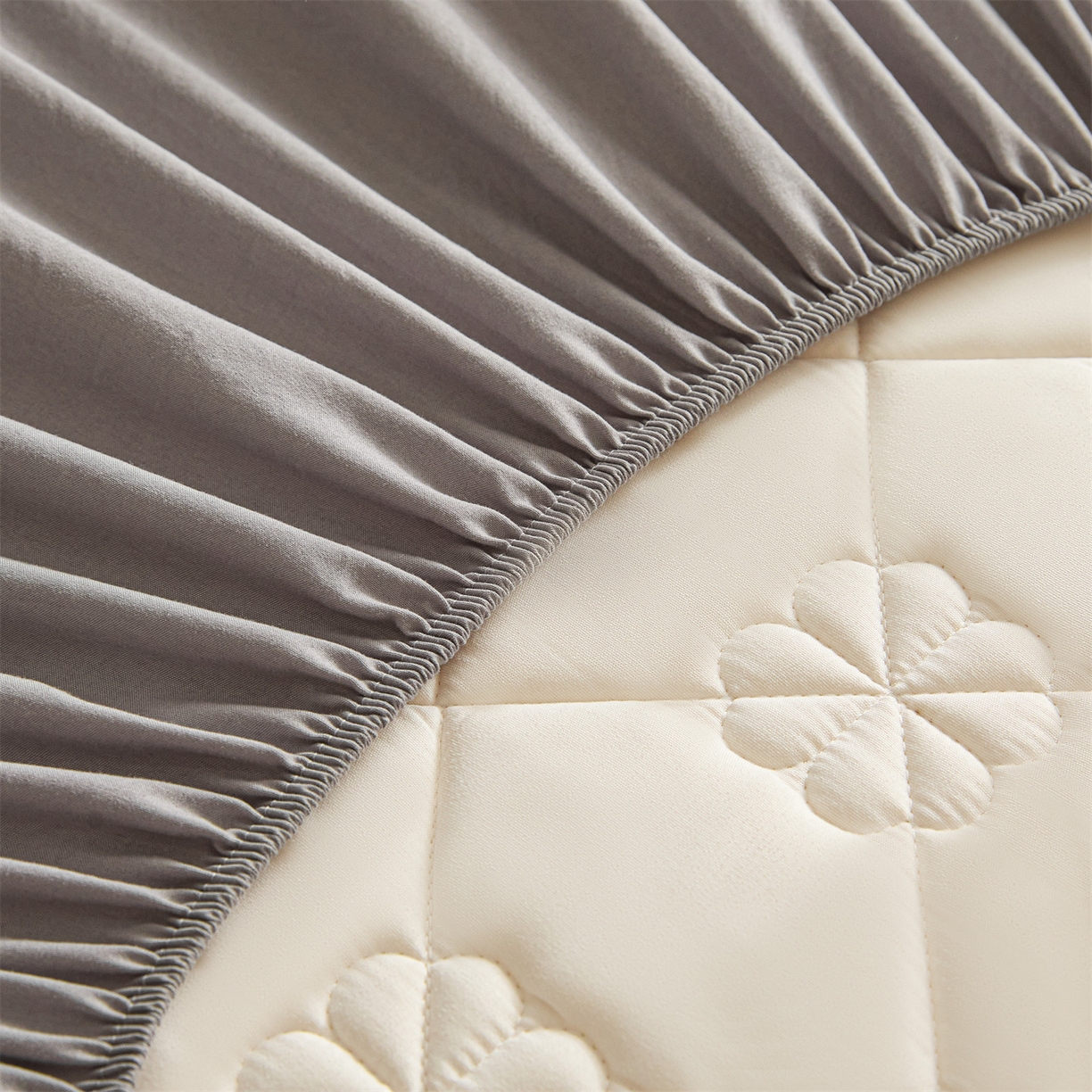 91家纺网 家纺一手货源 找家纺 雯豆家纺 2025新款简约防水款水洗棉夹棉床笠 幸运草-暮云灰