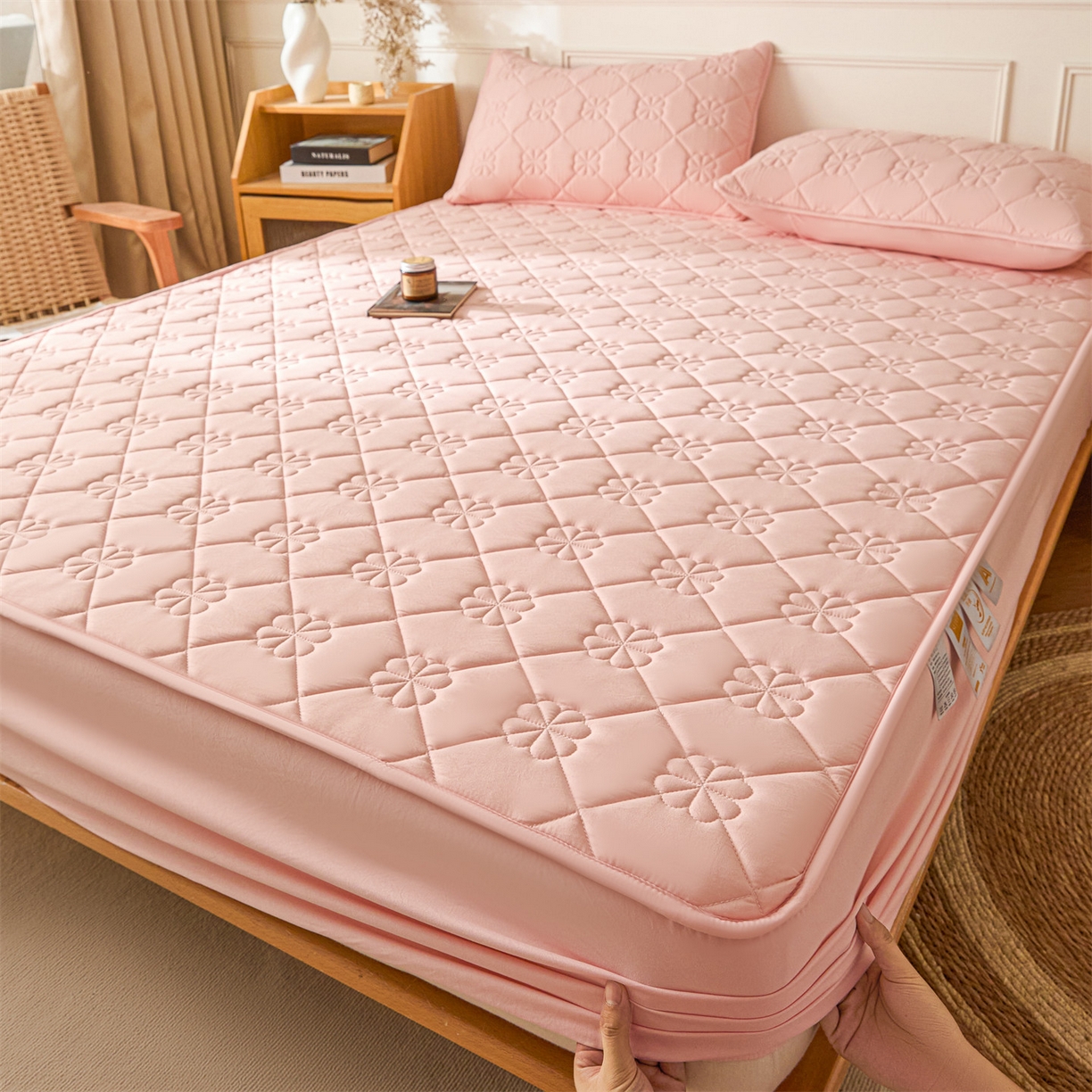 91家纺网 家纺一手货源 找家纺 雯豆家纺 2025新款简约防水款水洗棉夹棉床笠 幸运草-密合粉