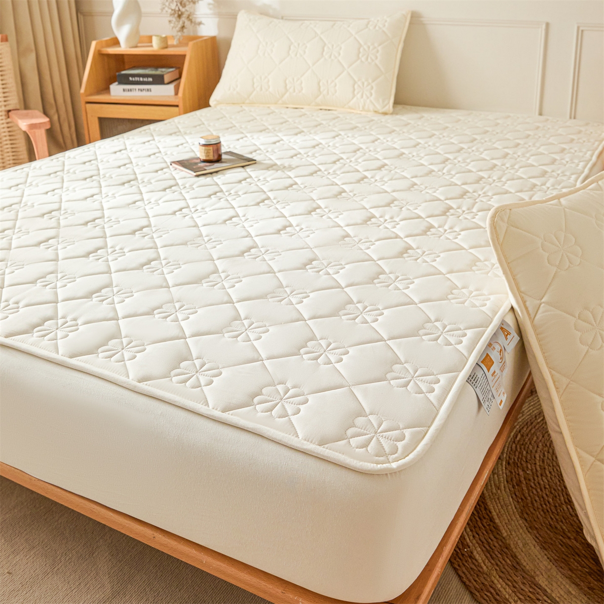 91家纺网 家纺一手货源 找家纺 雯豆家纺 2025新款简约防水款水洗棉夹棉床笠 幸运草-月光白