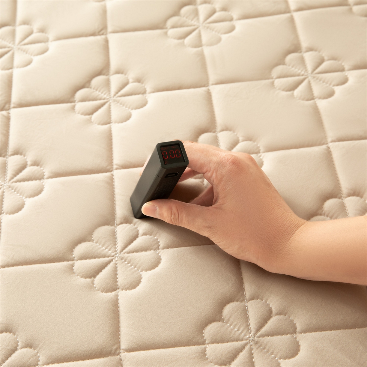 91家纺网 家纺一手货源 找家纺 雯豆家纺 2025新款简约防水款水洗棉夹棉床笠 幸运草-奶咖