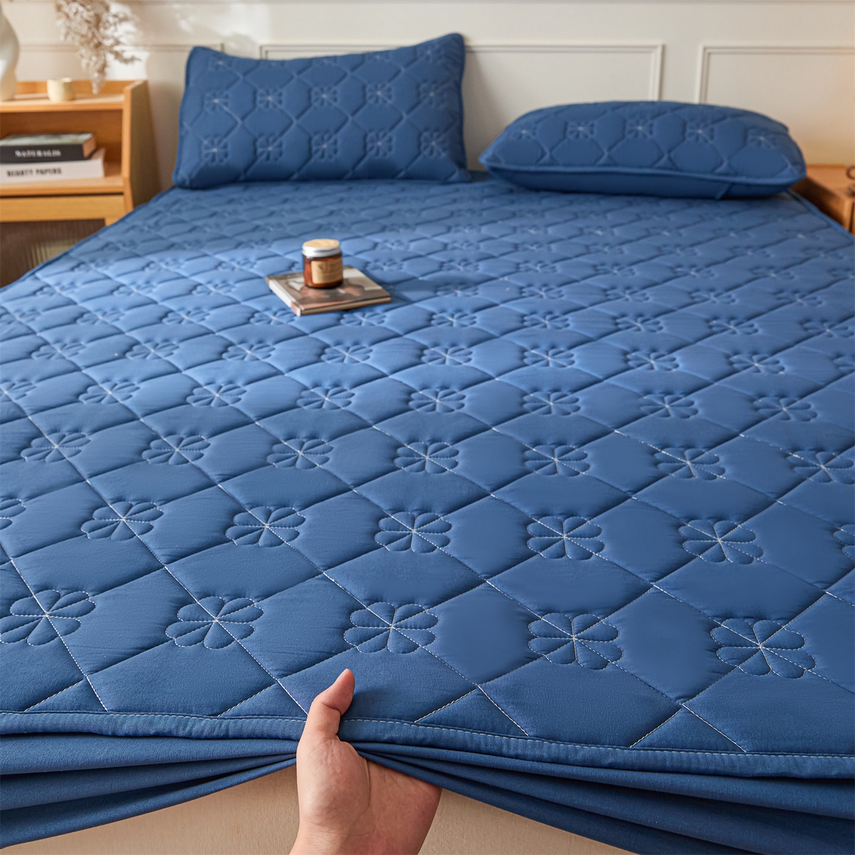 91家纺网 家纺一手货源 找家纺 雯豆家纺 2025新款简约防水款水洗棉夹棉床笠 幸运草-黛蓝