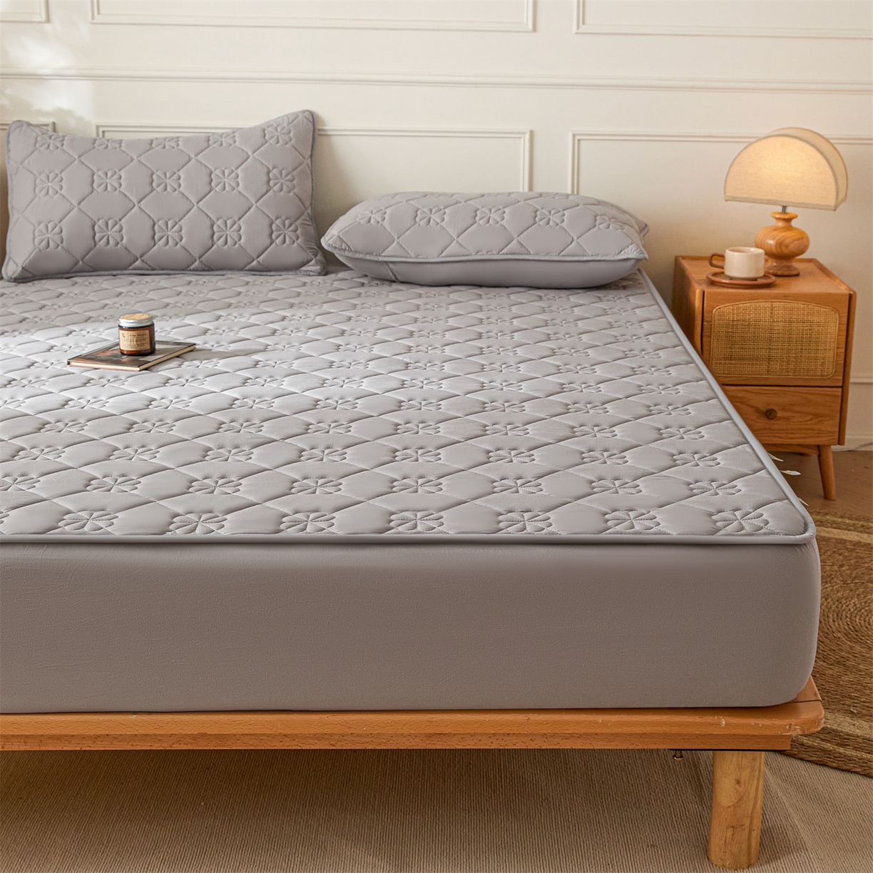 91家纺网 家纺一手货源 找家纺 雯豆家纺 2025新款简约防水款水洗棉夹棉床笠 幸运草-暮云灰