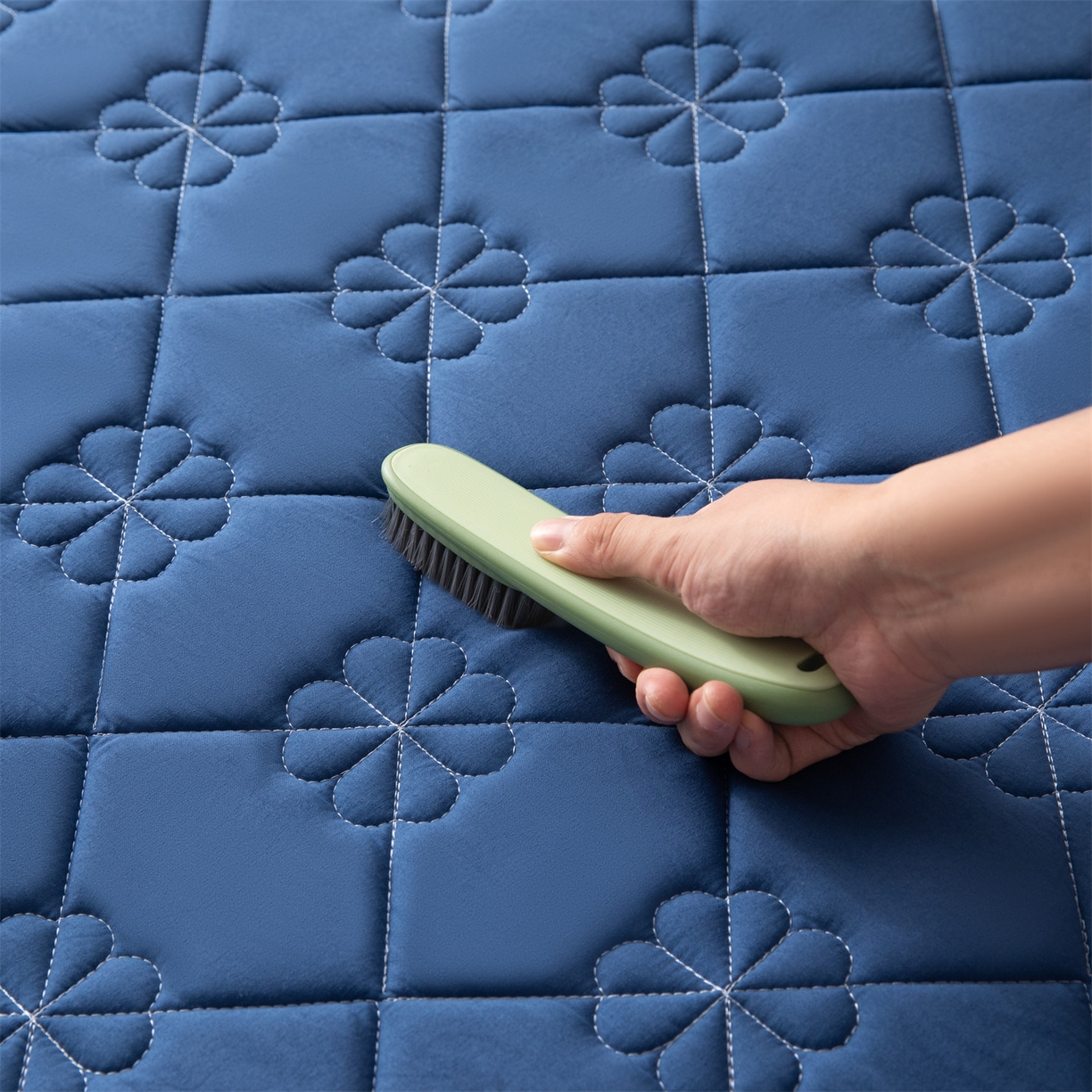 91家纺网 家纺一手货源 找家纺 雯豆家纺 2025新款简约防水款水洗棉夹棉床笠 幸运草-黛蓝