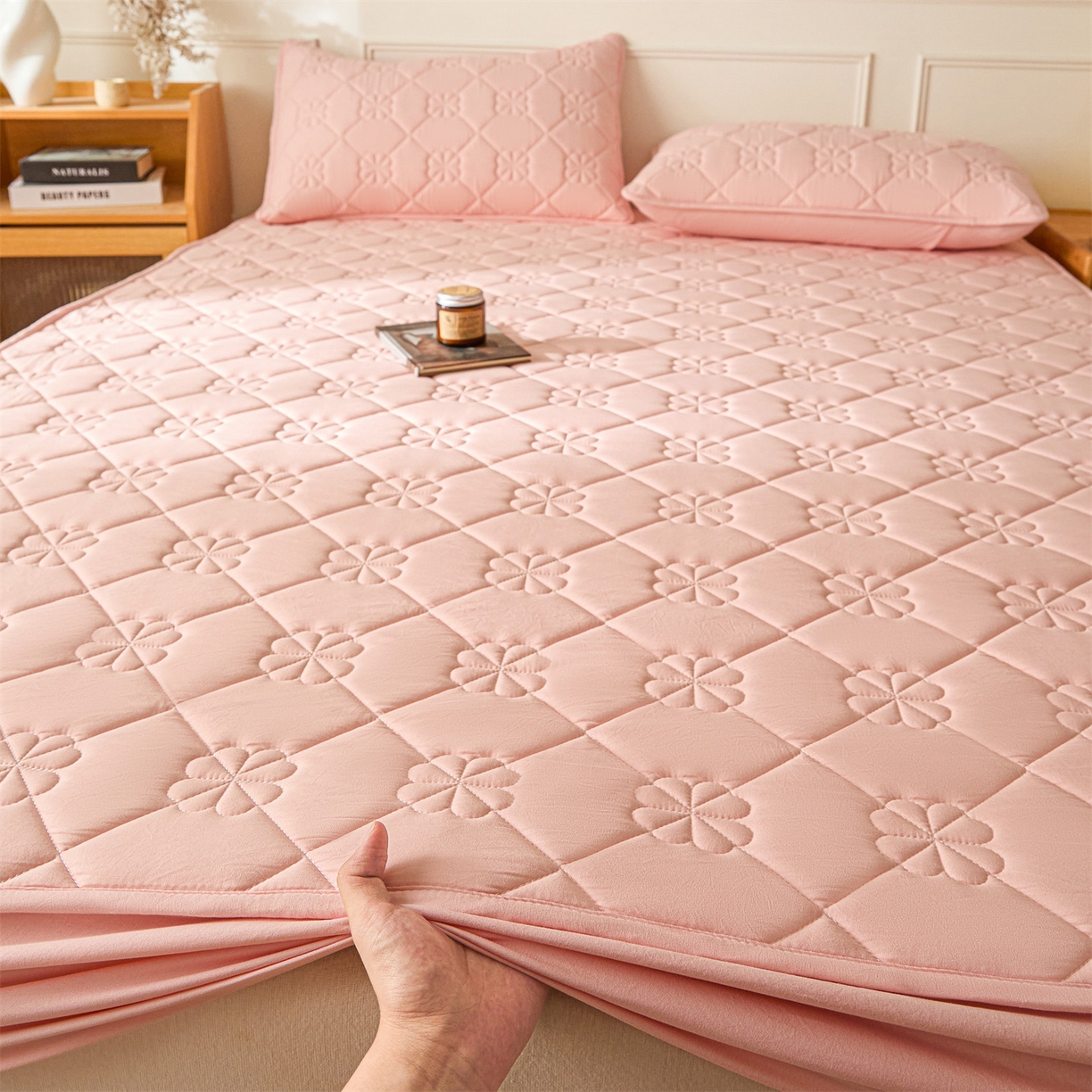 91家纺网 家纺一手货源 找家纺 雯豆家纺 2025新款简约防水款水洗棉夹棉床笠 幸运草-密合粉