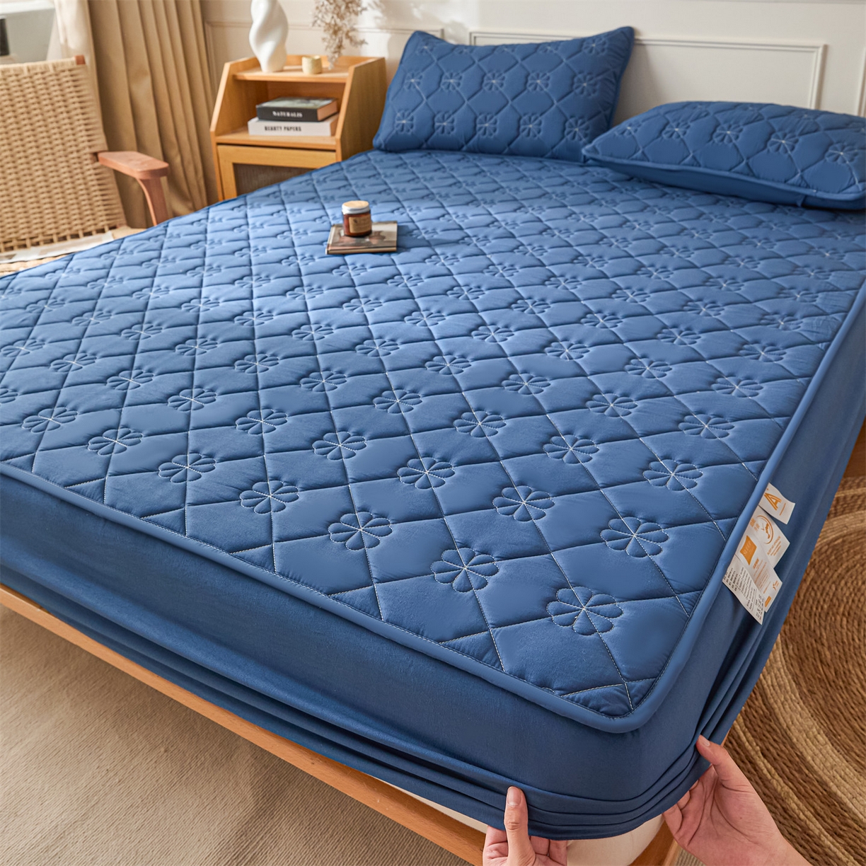 91家纺网 家纺一手货源 找家纺 雯豆家纺 2025新款简约防水款水洗棉夹棉床笠 幸运草-黛蓝