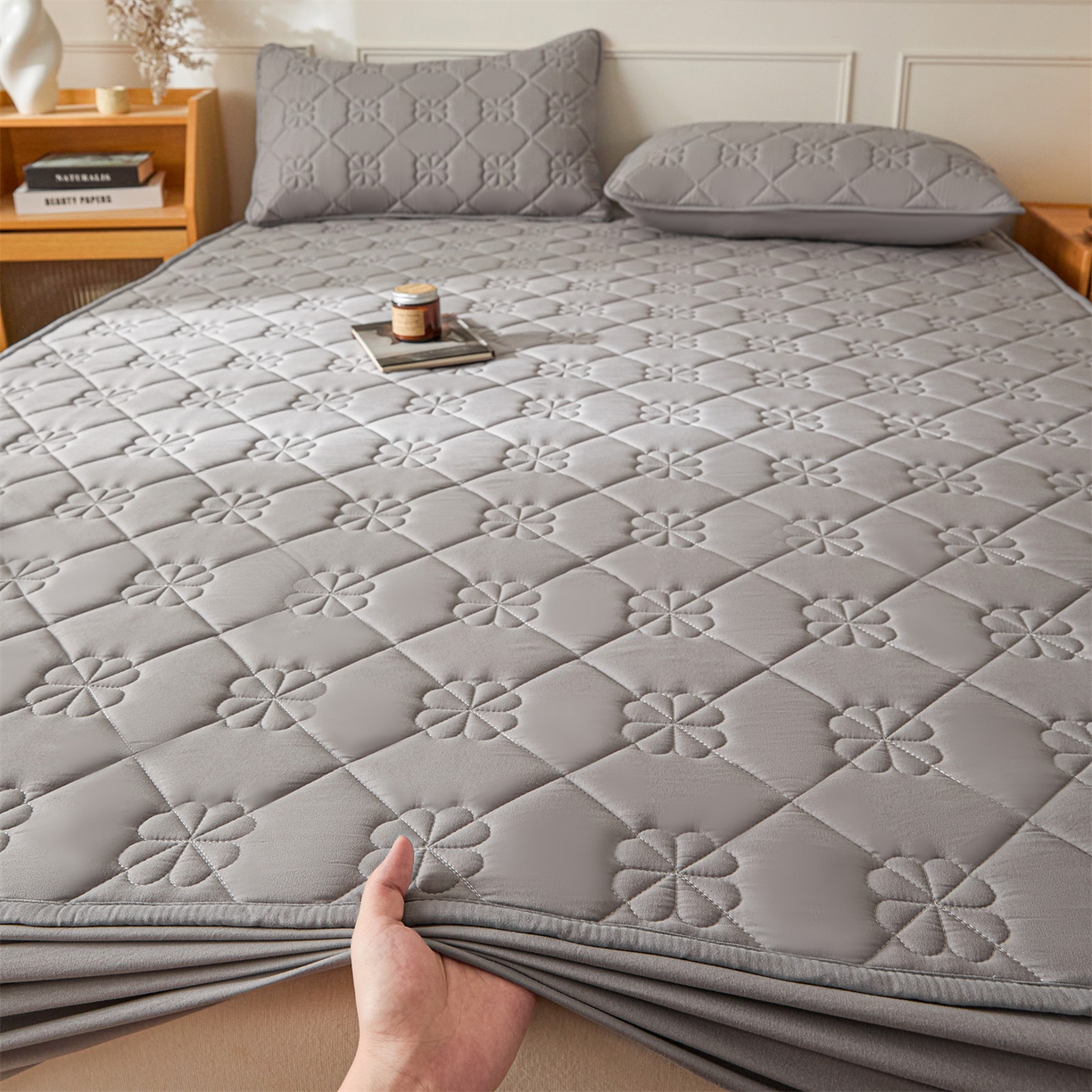 91家纺网 家纺一手货源 找家纺 雯豆家纺 2025新款简约防水款水洗棉夹棉床笠 幸运草-暮云灰