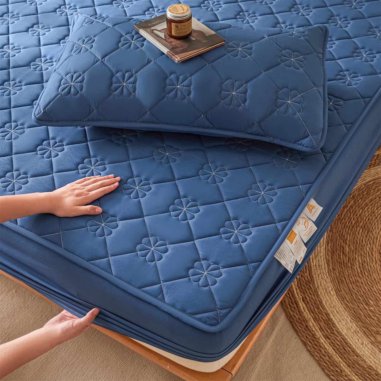 91家纺网 家纺一手货源 找家纺 雯豆家纺 2025新款简约防水款水洗棉夹棉床笠 幸运草-黛蓝