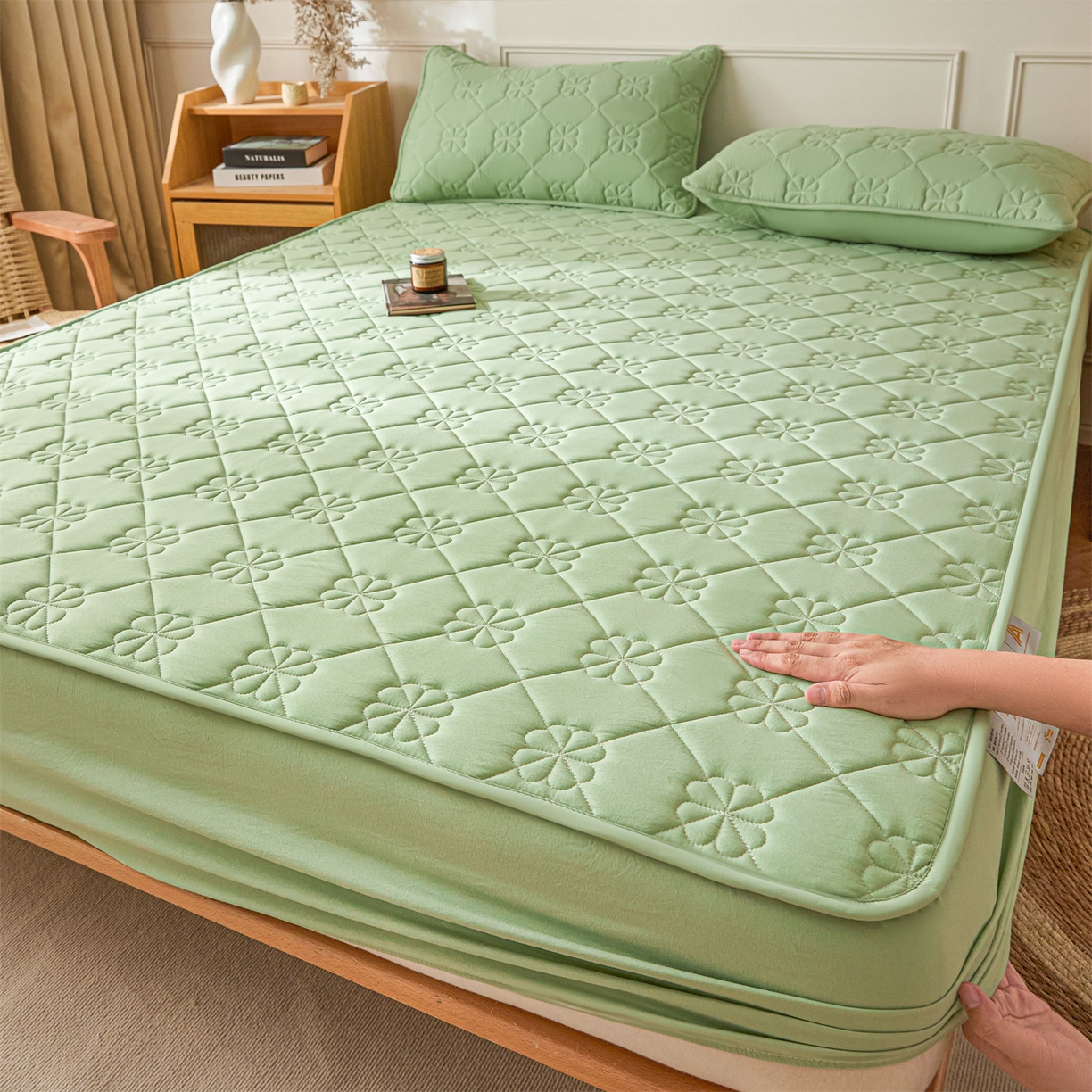 91家纺网 家纺一手货源 找家纺 雯豆家纺 2025新款简约防水款水洗棉夹棉床笠 幸运草-清雅绿