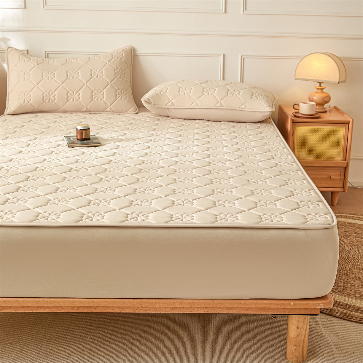 91家纺网 家纺一手货源 找家纺 雯豆家纺 2025新款简约防水款水洗棉夹棉床笠 幸运草-奶咖