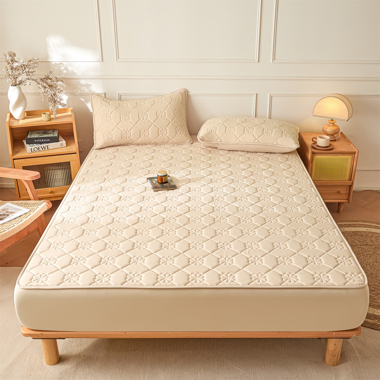 91家纺网 家纺一手货源 找家纺 雯豆家纺 2025新款简约防水款水洗棉夹棉床笠 幸运草-奶咖