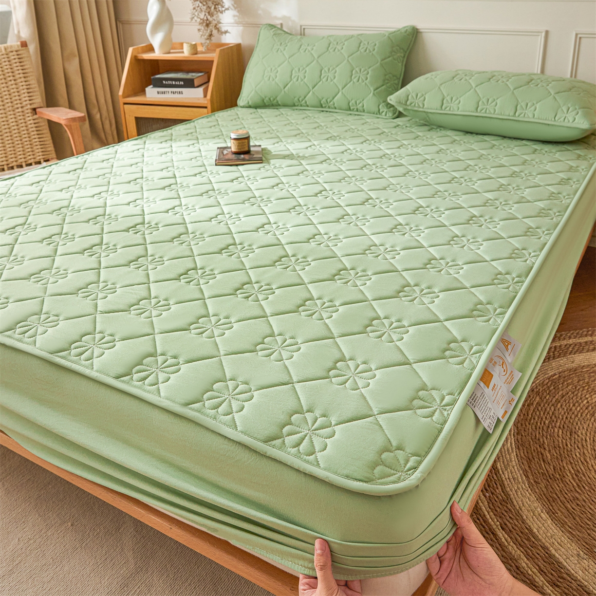 91家纺网 家纺一手货源 找家纺 雯豆家纺 2025新款简约防水款水洗棉夹棉床笠 幸运草-清雅绿