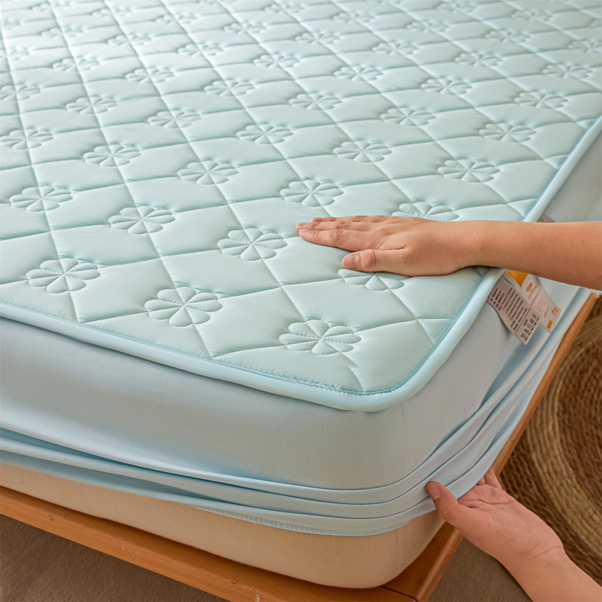 91家纺网 家纺一手货源 找家纺 雯豆家纺 2025新款简约防水款水洗棉夹棉床笠 幸运草-淡水蓝