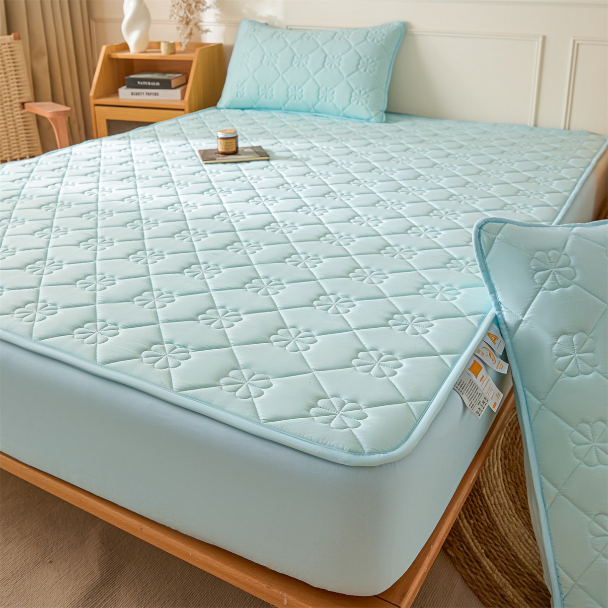 91家纺网 家纺一手货源 找家纺 雯豆家纺 2025新款简约防水款水洗棉夹棉床笠 幸运草-淡水蓝