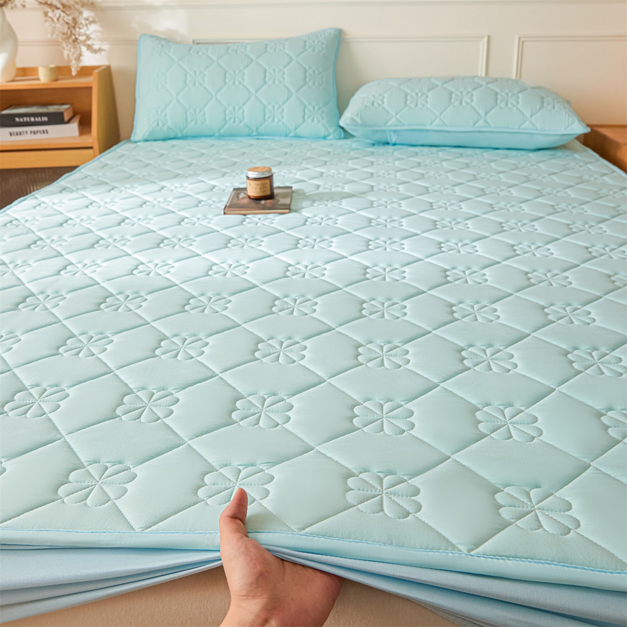 91家纺网 家纺一手货源 找家纺 雯豆家纺 2025新款简约防水款水洗棉夹棉床笠 幸运草-淡水蓝