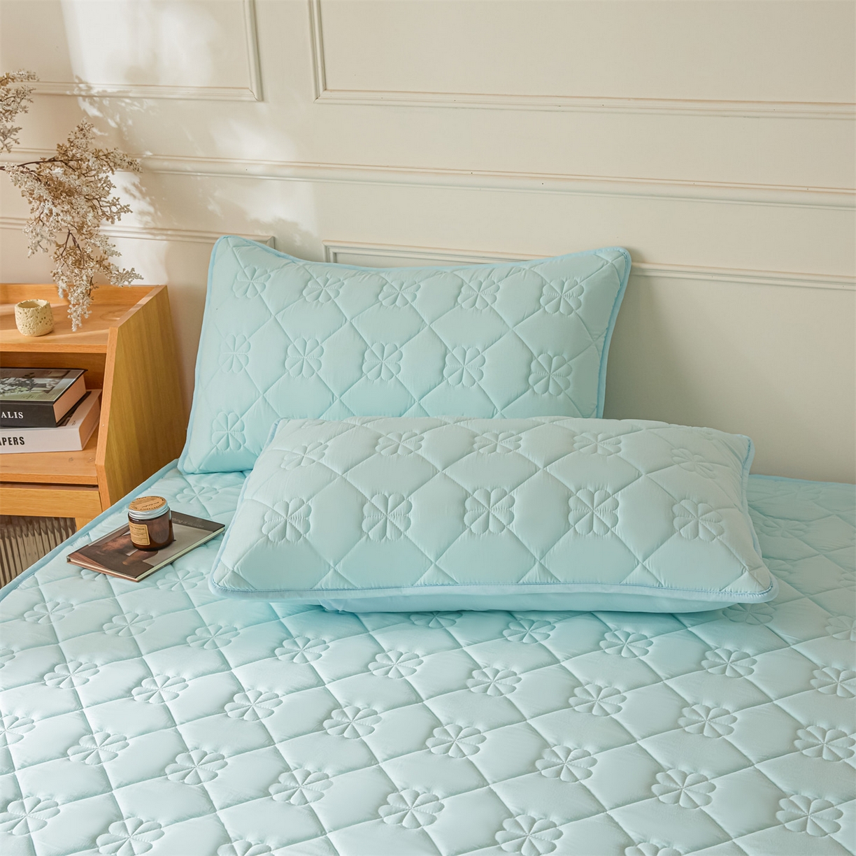 91家纺网 家纺一手货源 找家纺 雯豆家纺 2025新款简约防水款水洗棉夹棉床笠 幸运草-淡水蓝