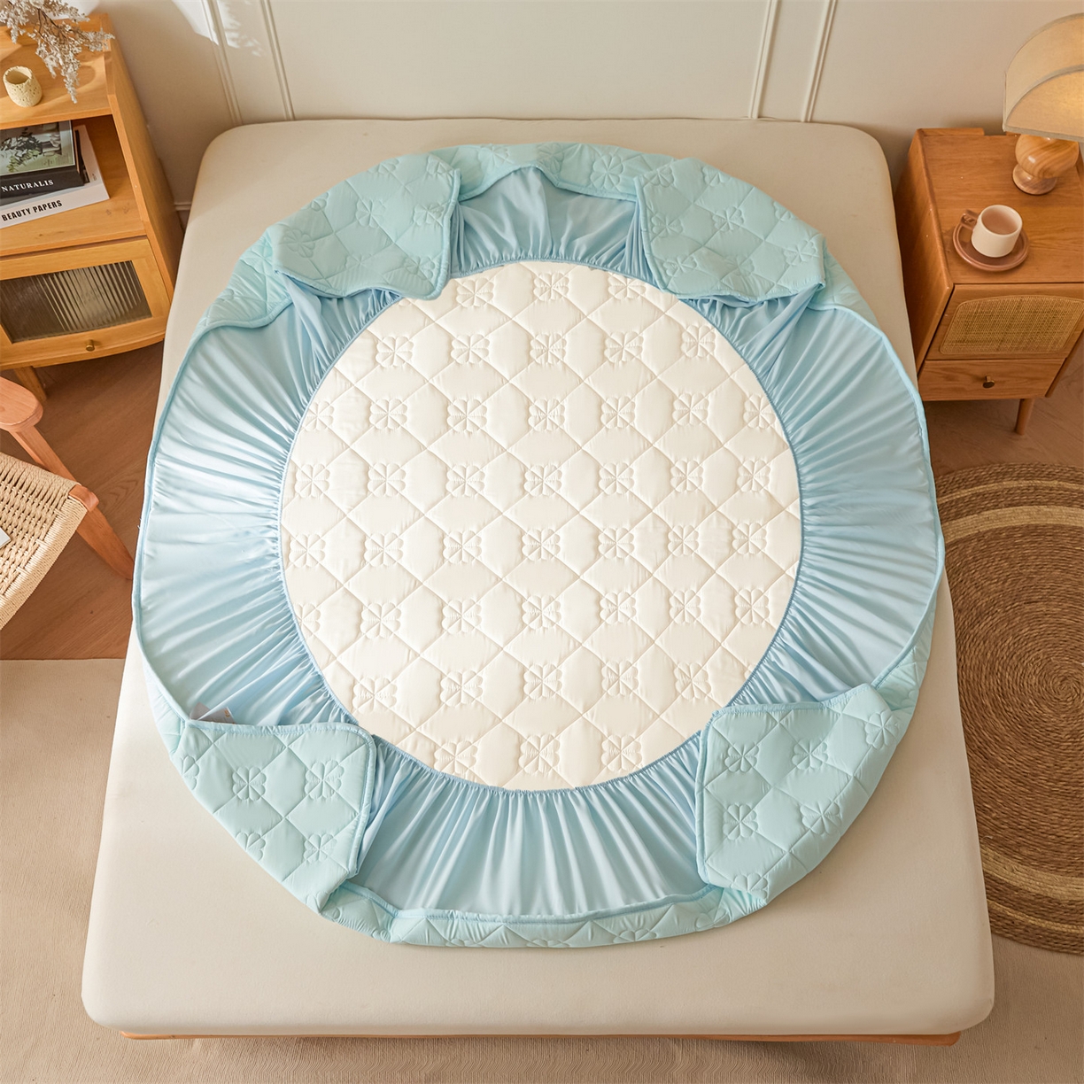 91家纺网 家纺一手货源 找家纺 雯豆家纺 2025新款简约防水款水洗棉夹棉床笠 幸运草-淡水蓝