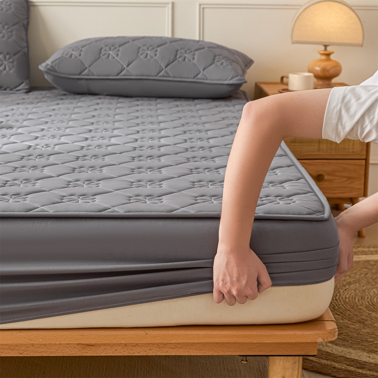 91家纺网 家纺一手货源 找家纺 雯豆家纺 2025新款简约防水款水洗棉夹棉床笠 幸运草-深空灰