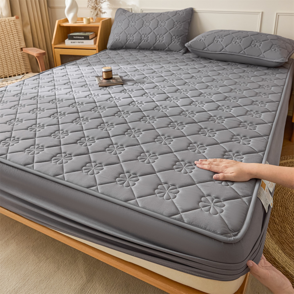 91家纺网 家纺一手货源 找家纺 雯豆家纺 2025新款简约防水款水洗棉夹棉床笠 幸运草-深空灰