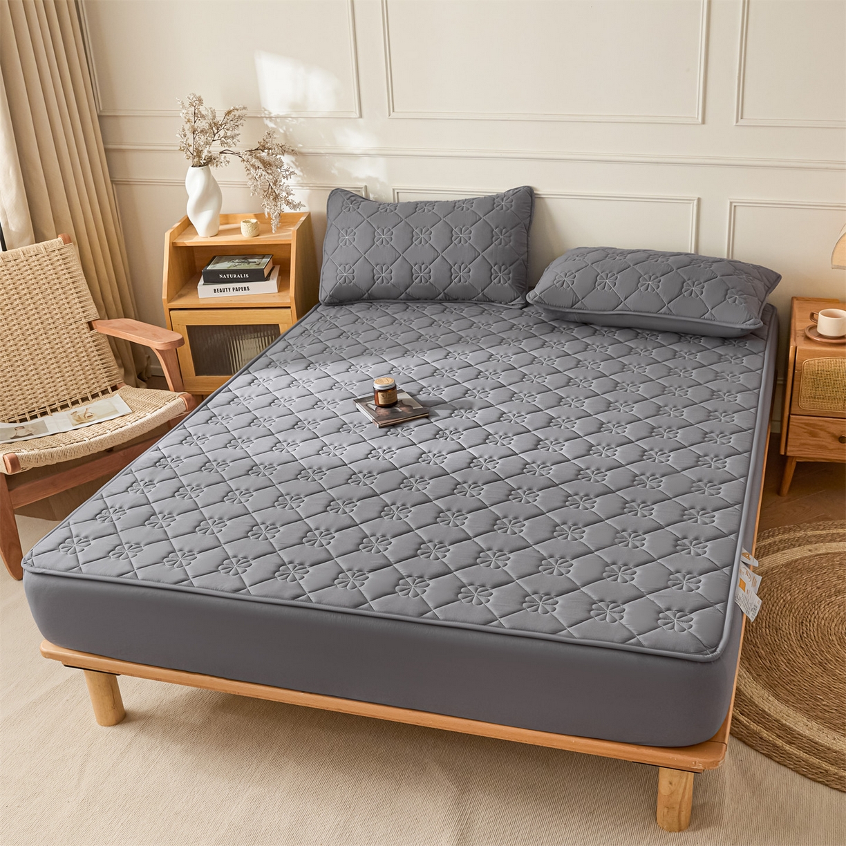 91家纺网 家纺一手货源 找家纺 雯豆家纺 2025新款简约防水款水洗棉夹棉床笠 幸运草-深空灰