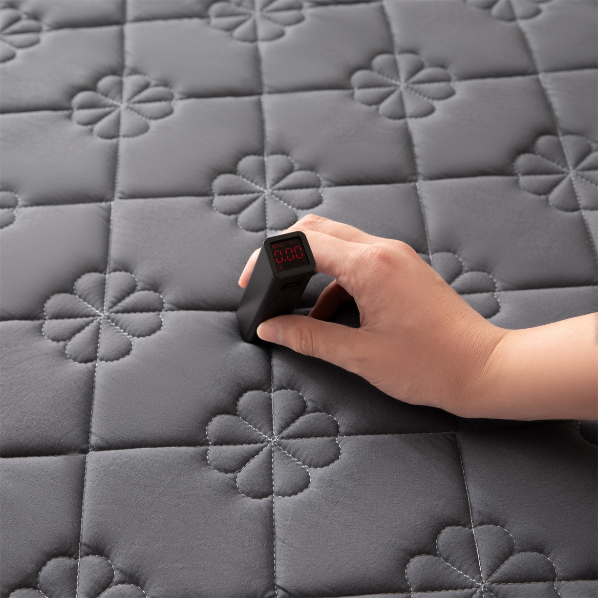 91家纺网 家纺一手货源 找家纺 雯豆家纺 2025新款简约防水款水洗棉夹棉床笠 幸运草-深空灰