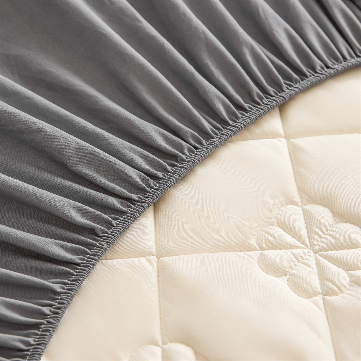 91家纺网 家纺一手货源 找家纺 雯豆家纺 2025新款简约防水款水洗棉夹棉床笠 幸运草-深空灰