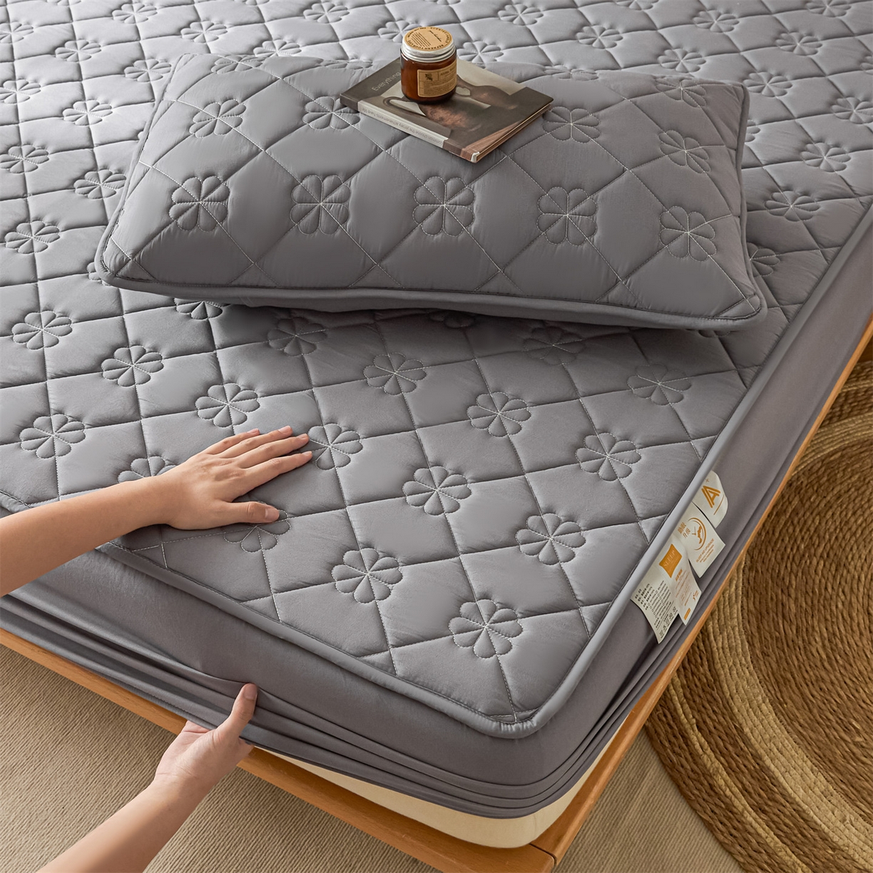 91家纺网 家纺一手货源 找家纺 雯豆家纺 2025新款简约防水款水洗棉夹棉床笠 幸运草-深空灰