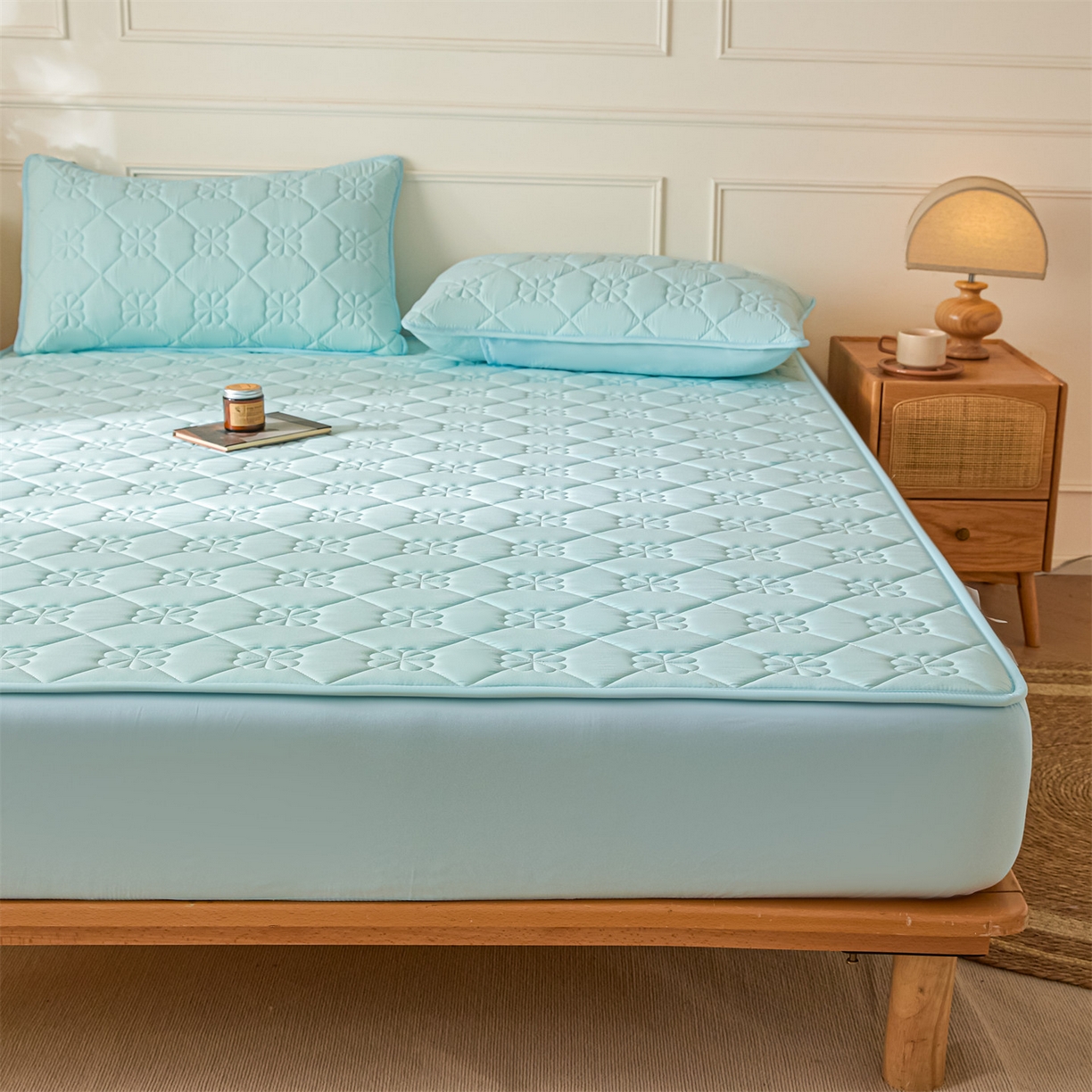 91家纺网 家纺一手货源 找家纺 雯豆家纺 2025新款简约水洗棉夹棉床笠三件套绗缝款纯色床垫保护套-幸运草系列 幸运草-淡水蓝