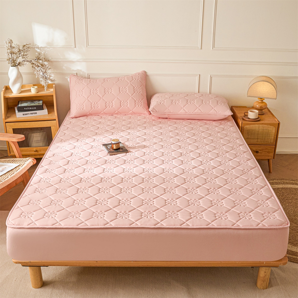 91家纺网 家纺一手货源 找家纺 雯豆家纺 2025新款简约水洗棉夹棉床笠三件套绗缝款纯色床垫保护套-幸运草系列 幸运草-密合粉