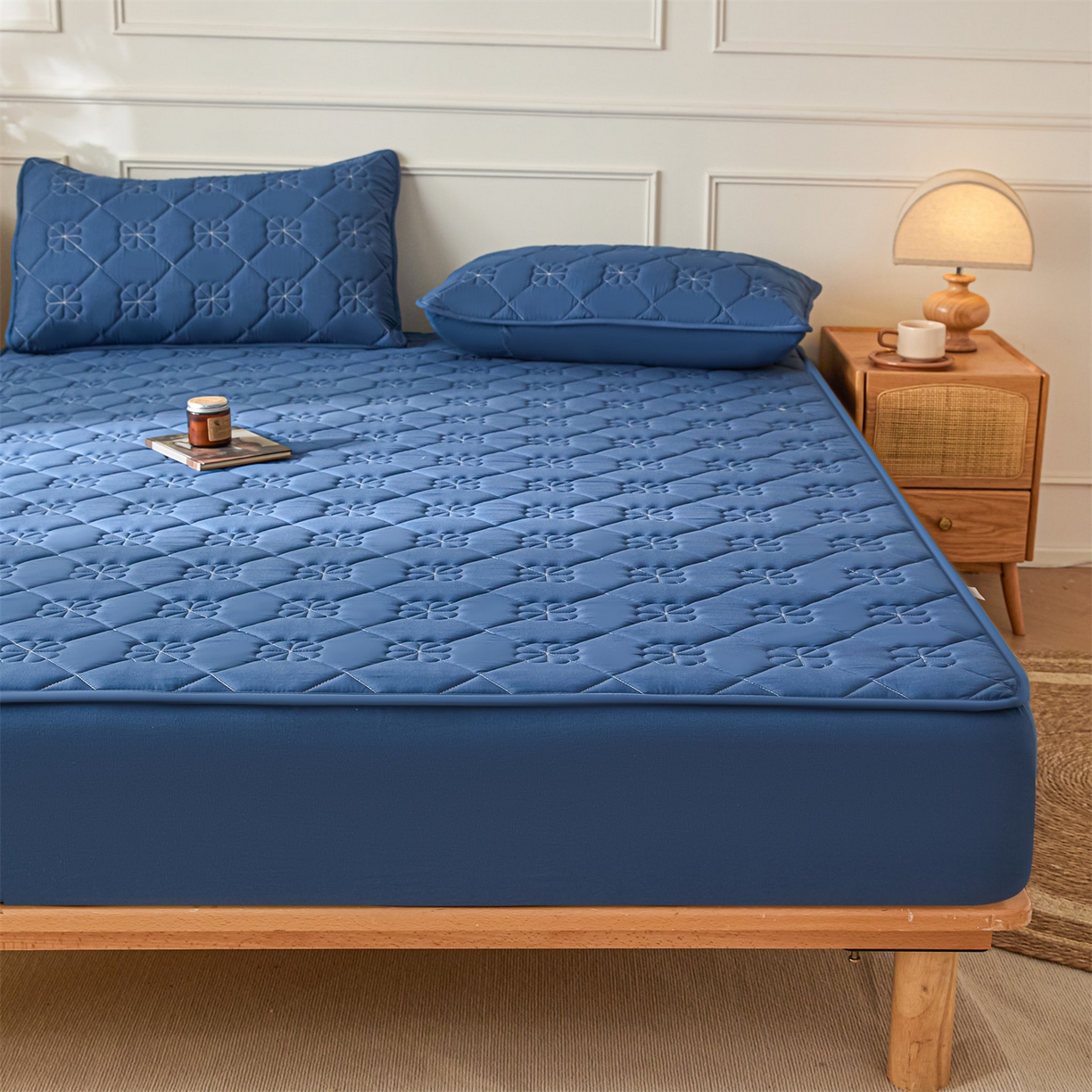 91家纺网 家纺一手货源 找家纺 雯豆家纺 2025新款简约水洗棉夹棉床笠三件套绗缝款纯色床垫保护套-幸运草系列 幸运草-黛蓝