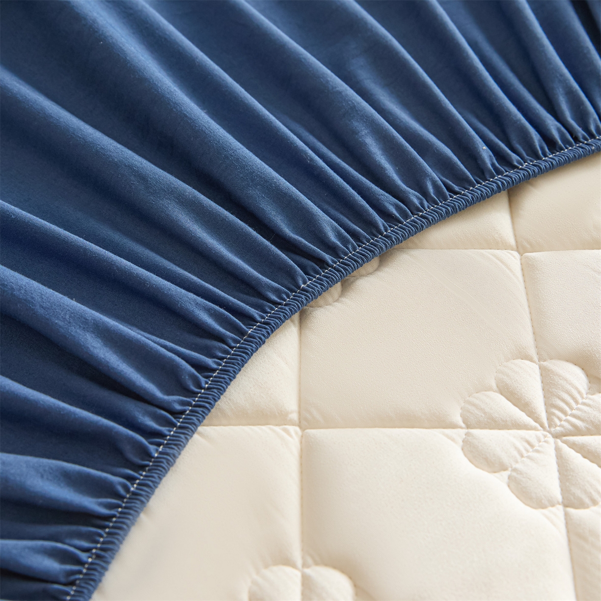 91家纺网 家纺一手货源 找家纺 雯豆家纺 2025新款简约水洗棉夹棉床笠三件套绗缝款纯色床垫保护套-幸运草系列 幸运草-黛蓝