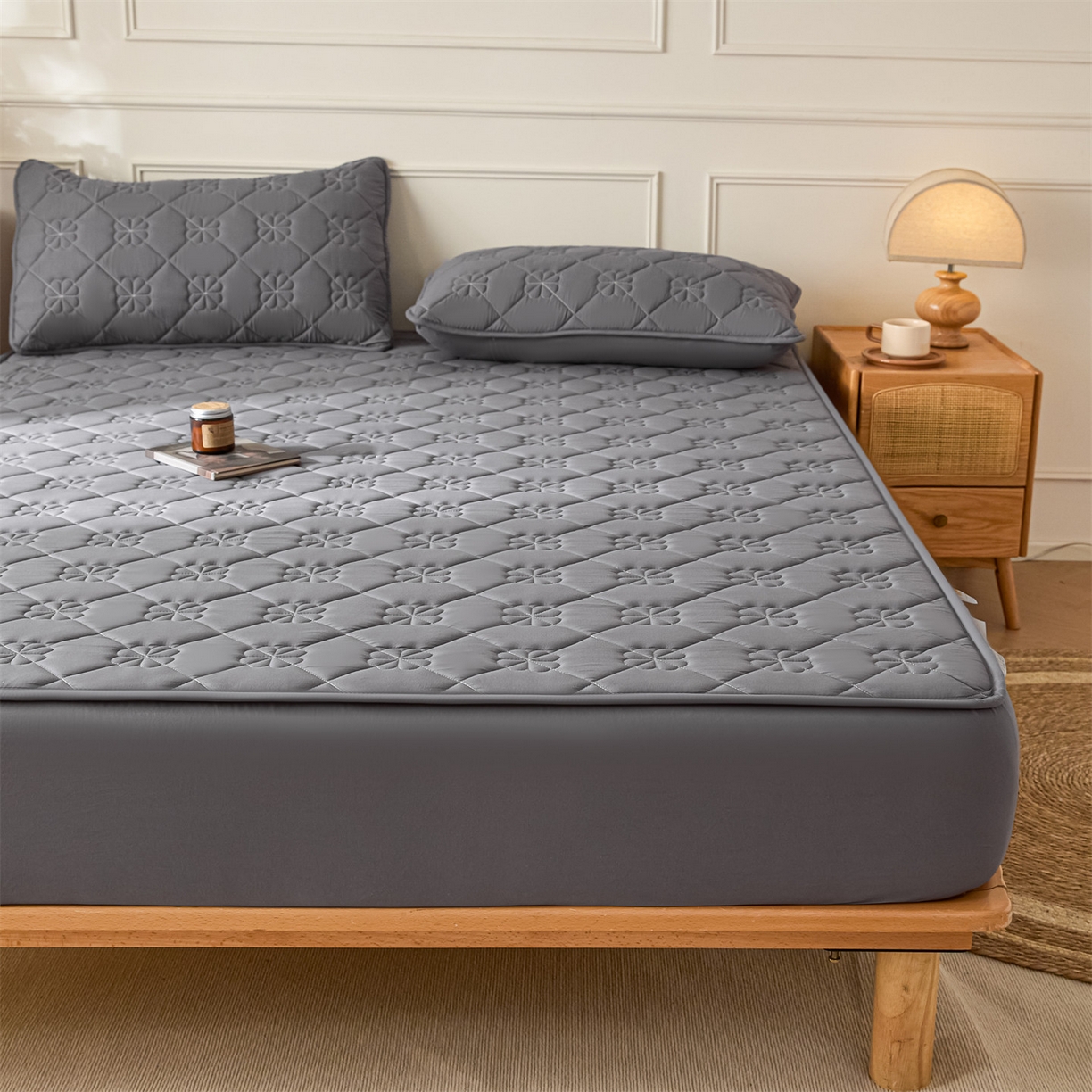 91家纺网 家纺一手货源 找家纺 雯豆家纺 2025新款简约水洗棉夹棉床笠三件套绗缝款纯色床垫保护套-幸运草系列 幸运草-深空灰