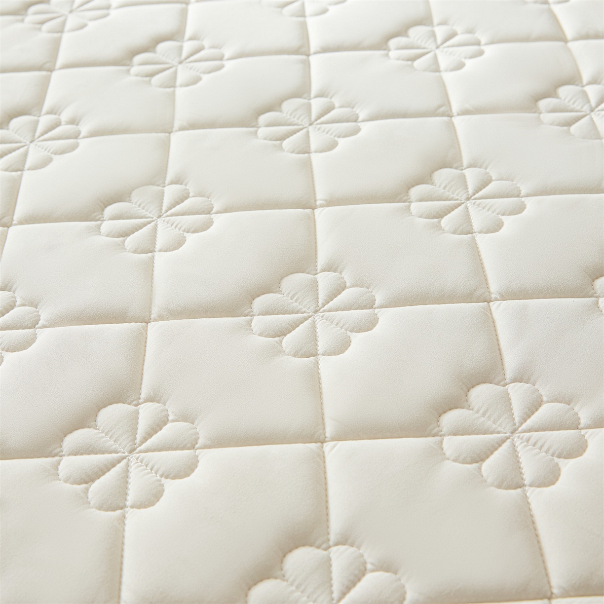 91家纺网 家纺一手货源 找家纺 雯豆家纺 2025新款简约水洗棉夹棉床笠三件套绗缝款纯色床垫保护套-幸运草系列 幸运草-月光白