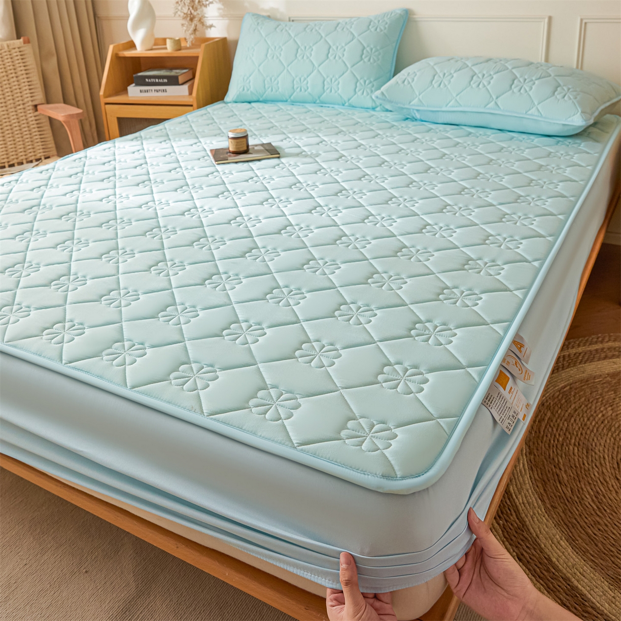 91家纺网 家纺一手货源 找家纺 雯豆家纺 2025新款简约水洗棉夹棉床笠三件套绗缝款纯色床垫保护套-幸运草系列 幸运草-淡水蓝