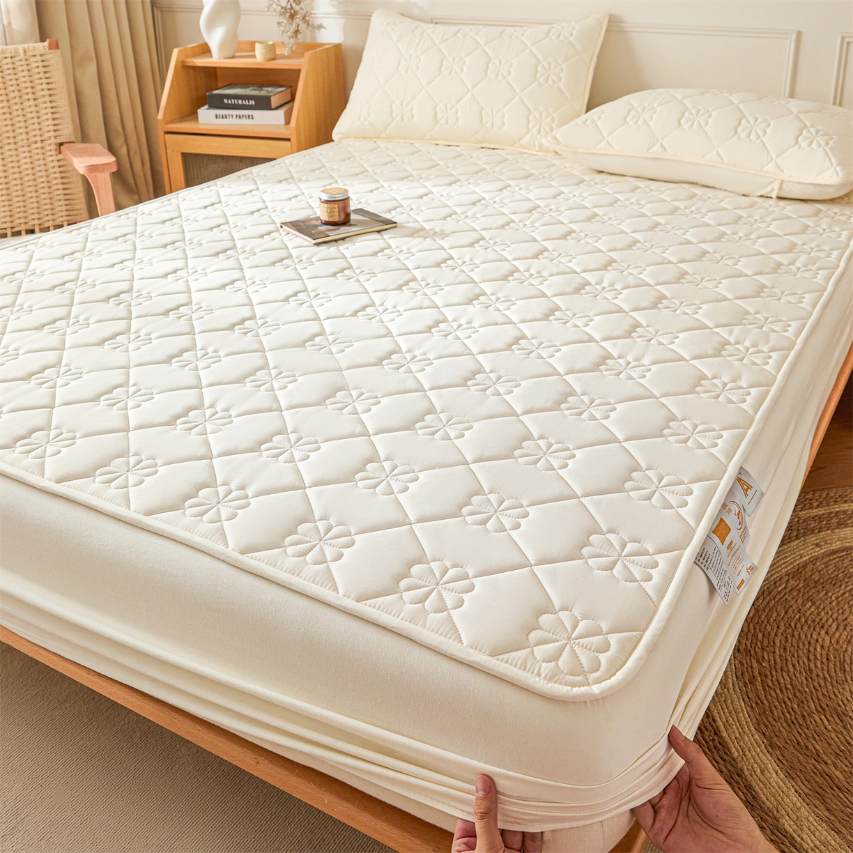 91家纺网 家纺一手货源 找家纺 雯豆家纺 2025新款简约水洗棉夹棉床笠三件套绗缝款纯色床垫保护套-幸运草系列 幸运草-月光白