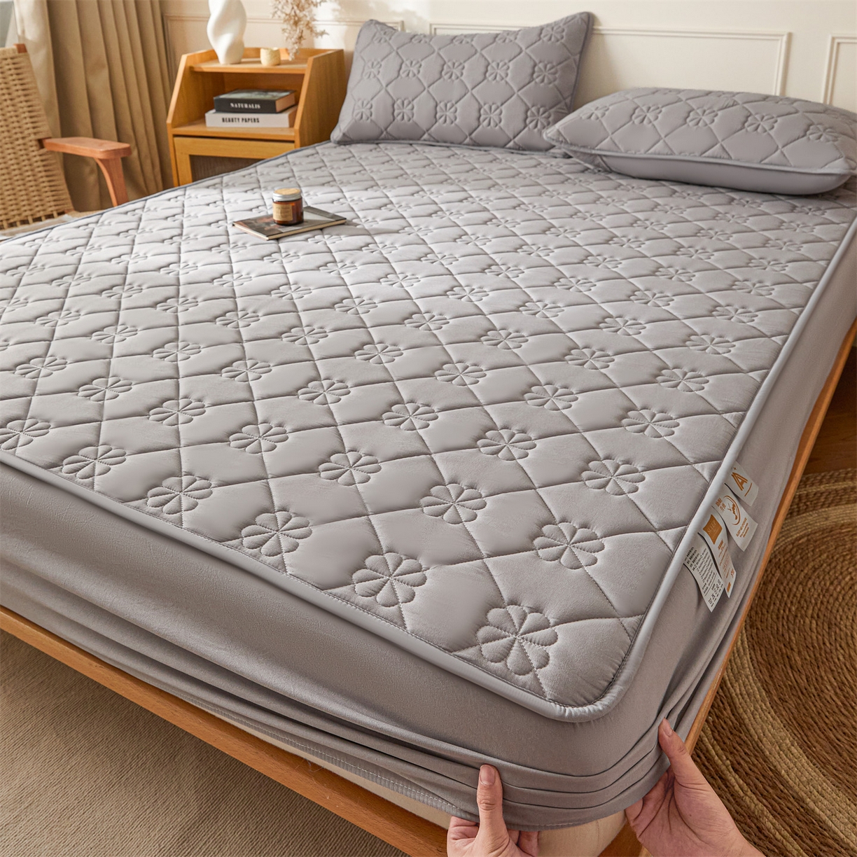 91家纺网 家纺一手货源 找家纺 雯豆家纺 2025新款简约水洗棉夹棉床笠三件套绗缝款纯色床垫保护套-幸运草系列 幸运草-暮云灰