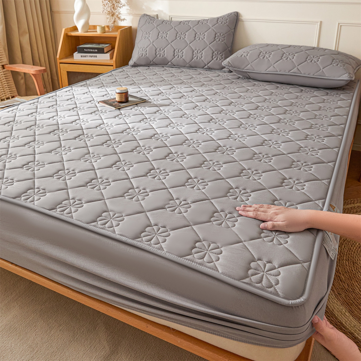 91家纺网 家纺一手货源 找家纺 雯豆家纺 2025新款简约水洗棉夹棉床笠三件套绗缝款纯色床垫保护套-幸运草系列 幸运草-暮云灰