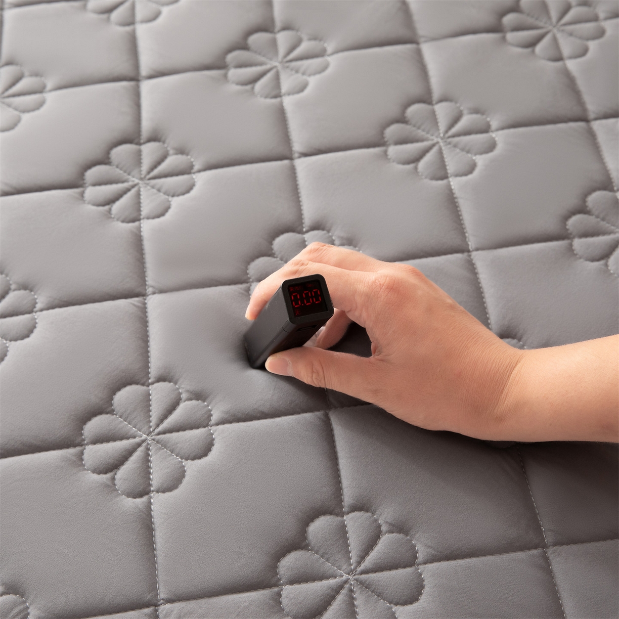 91家纺网 家纺一手货源 找家纺 雯豆家纺 2025新款简约水洗棉夹棉床笠三件套绗缝款纯色床垫保护套-幸运草系列 幸运草-暮云灰