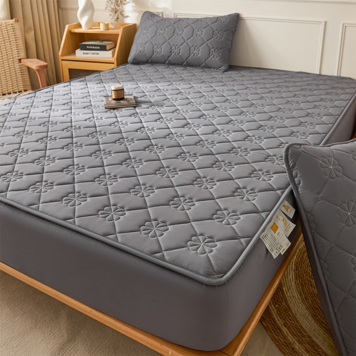 91家纺网 家纺一手货源 找家纺 雯豆家纺 2025新款简约水洗棉夹棉床笠三件套绗缝款纯色床垫保护套-幸运草系列 幸运草-深空灰