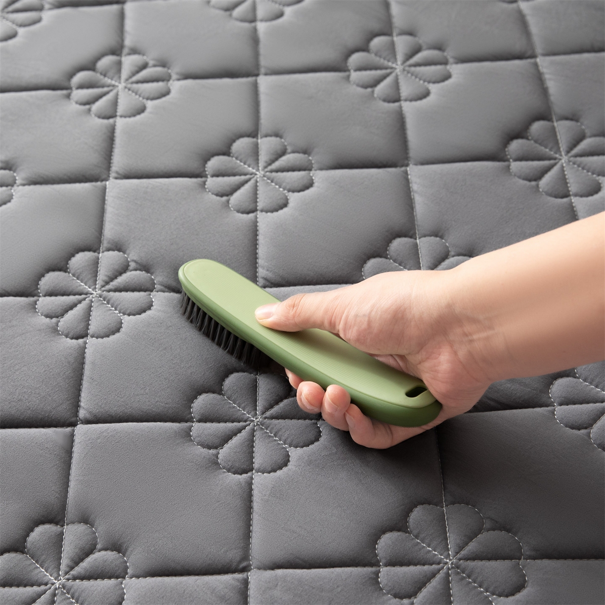 91家纺网 家纺一手货源 找家纺 雯豆家纺 2025新款简约水洗棉夹棉床笠三件套绗缝款纯色床垫保护套-幸运草系列 幸运草-深空灰