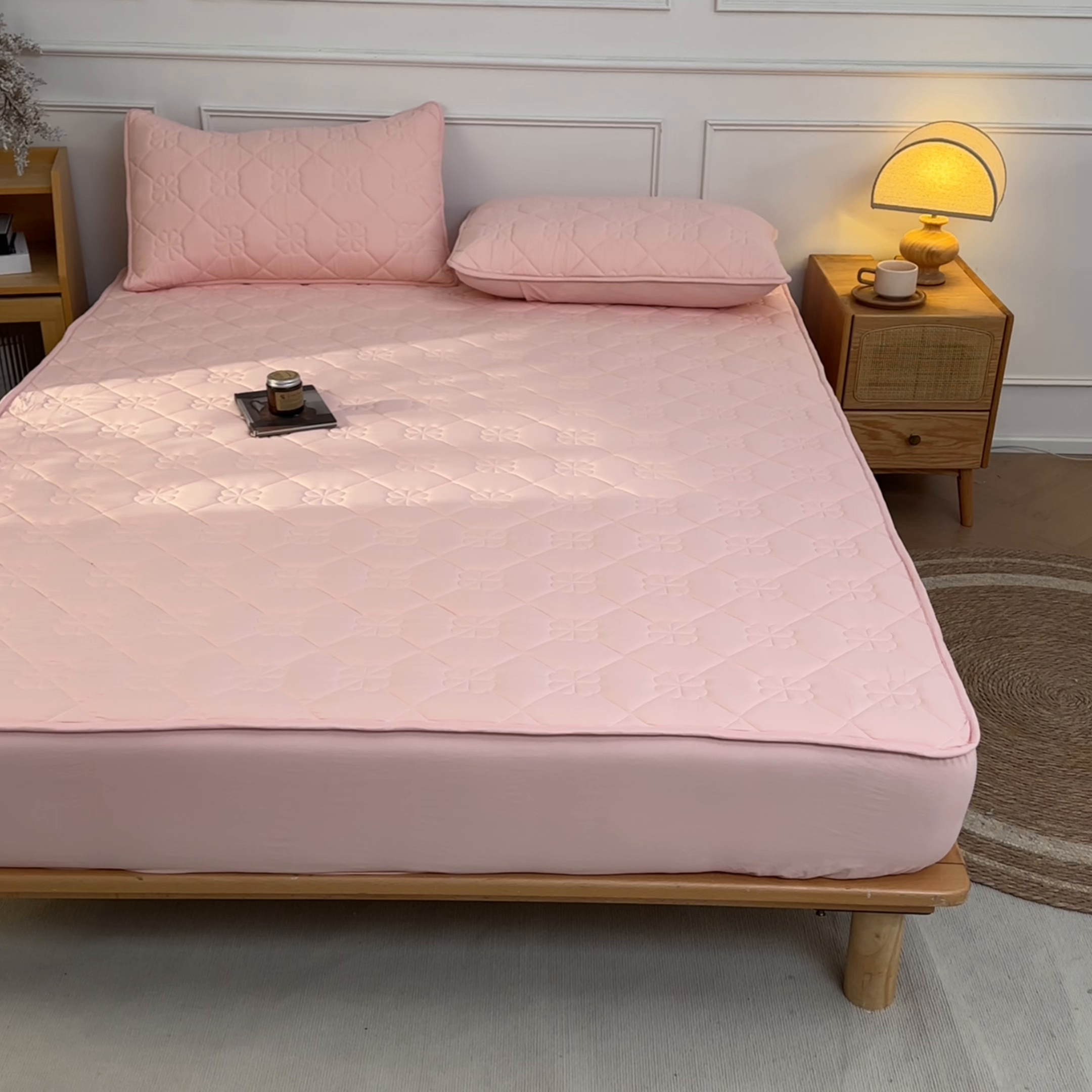 91家纺网 家纺一手货源 找家纺 雯豆家纺 2025新款简约防水款水洗棉夹棉床笠 幸运草-密合粉