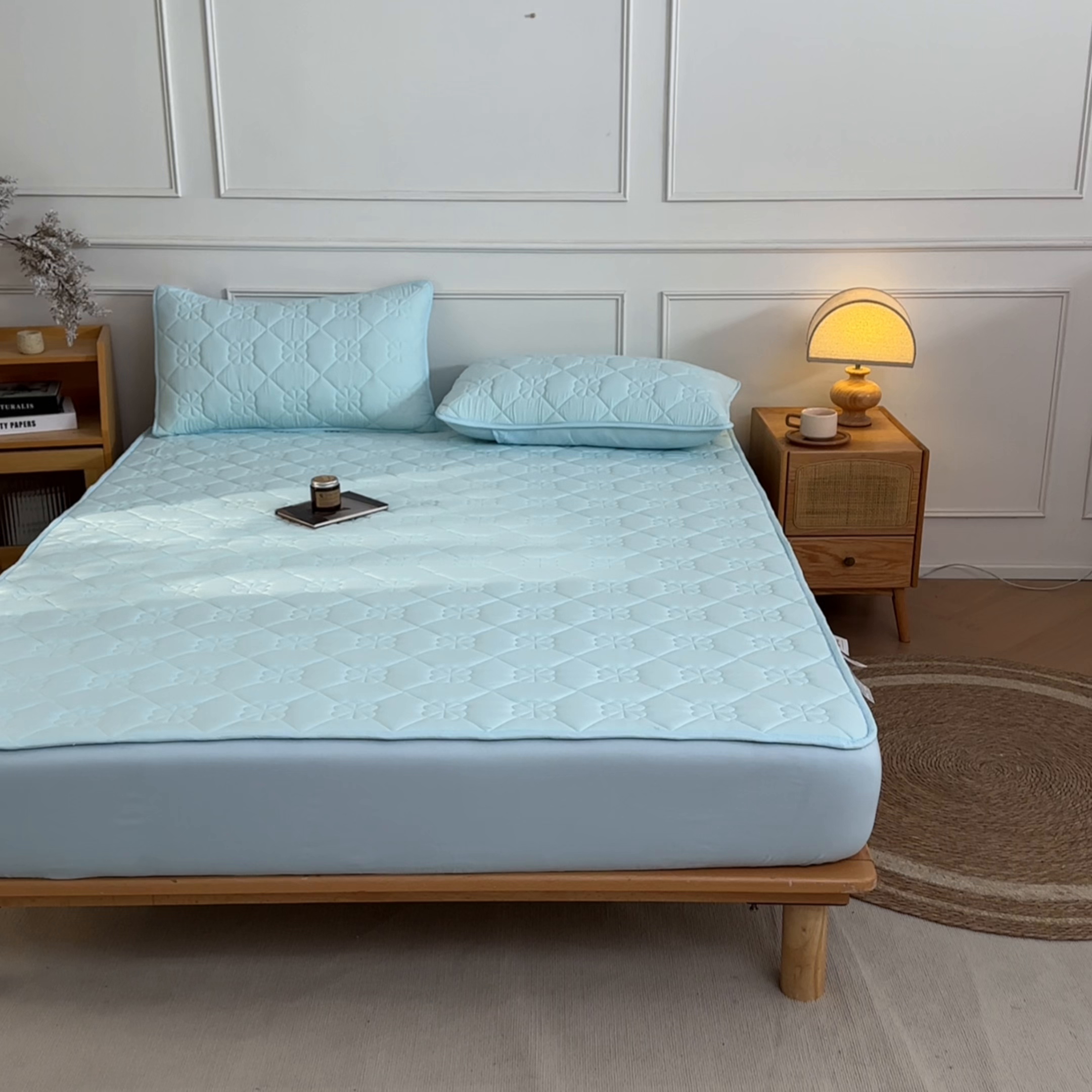 91家纺网 家纺一手货源 找家纺 雯豆家纺 2025新款简约防水款水洗棉夹棉床笠 幸运草-淡水蓝